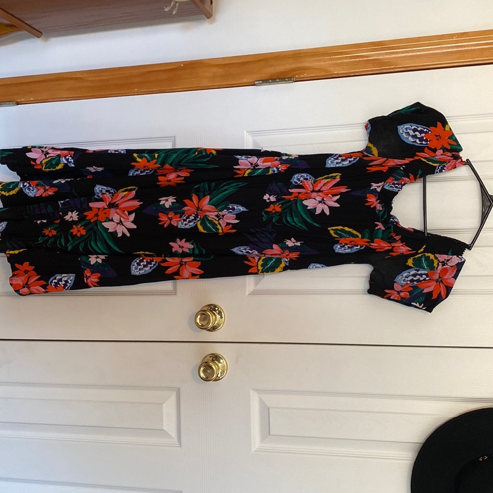 Long floral flowy dress. Size medium. Old navy.